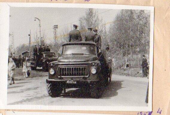 Фото «Машины с военными (похороны или перезахоронение)».