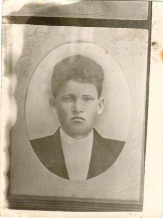 Фотография портрета Самодурова Василия Васильевича (1915г.р.), погибшего в 1943г.