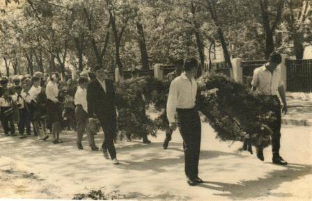 Фотография сюжетная. Возложение венков погибшим воинам Советской Армии, 9 мая 1966г.