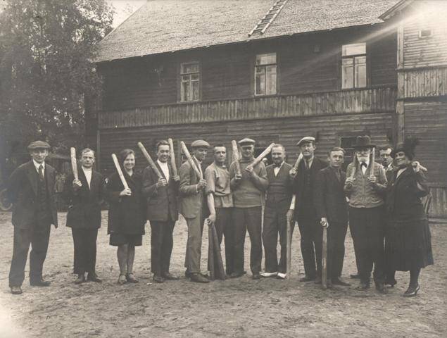 Фотография: И.П. Павлов в Колтушах в компании городошников.