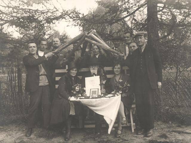 Фотография: И.П. Павлов в Колтушах в компании городошников.