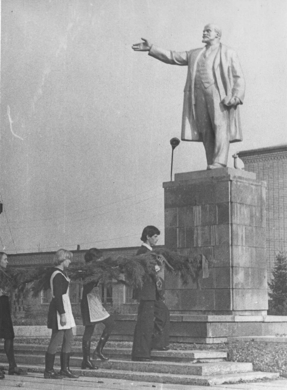 Фотографии памятника Ленину на площади в райцентре Смоленское