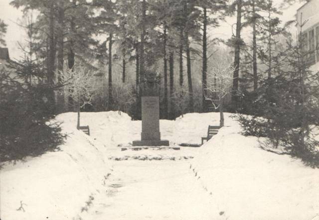 Фотография: бюст И.П. Павлова, установленный в Колтушах.