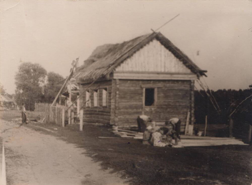 Фотография: бригада строителей на строительстве дома одинокой колхозницы Клочковой Марии в д. Старое Рыбино