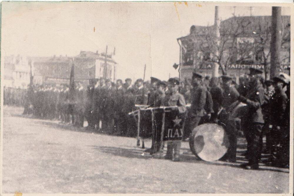 Фотография: курсанты Подольского артиллерийского училища на параде 1 мая 1939г.