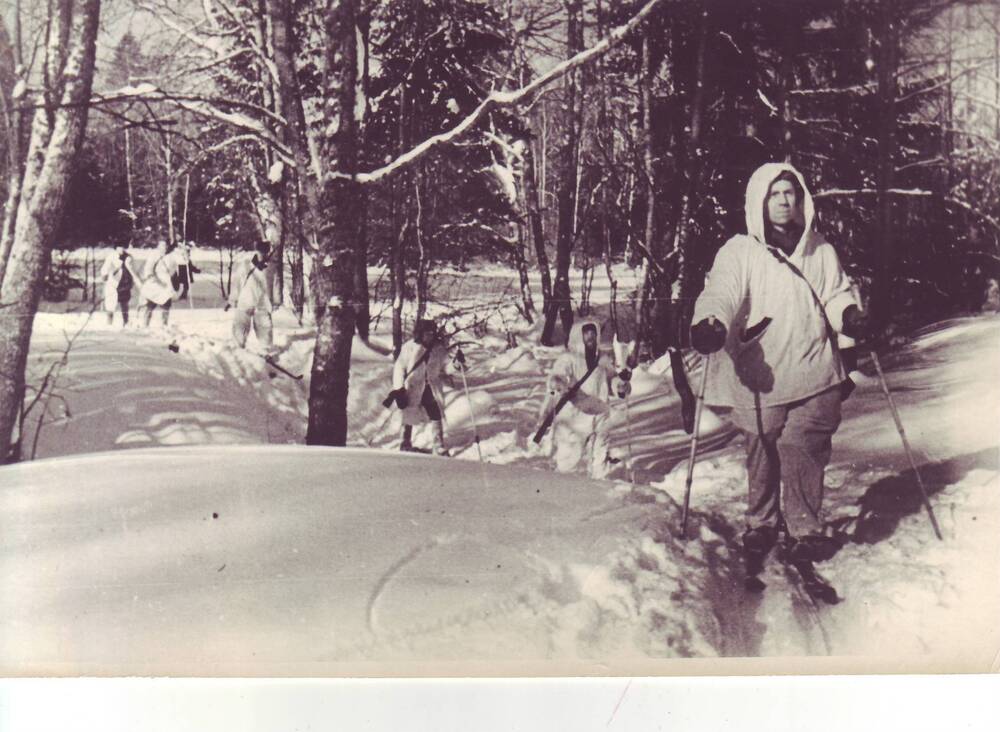 Фотография. Партизаны Звенигородского отряда переходят через линию фронта.