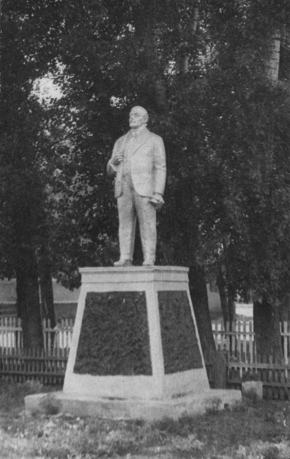 Фото памятника В, Ленину в селе Линевском