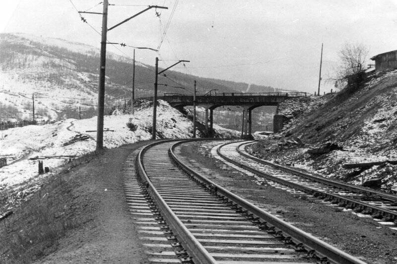 Фотография чёрно-белая. Мост через железнодорожные пути на Верхней Губахе