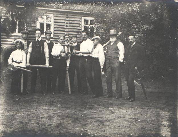 Фотография: И.П. Павлов с компанией игроков в городки.