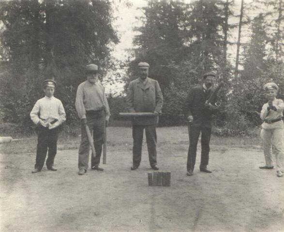 Фотография: И.П. Павлов среди игроков в городки в Силламягах.