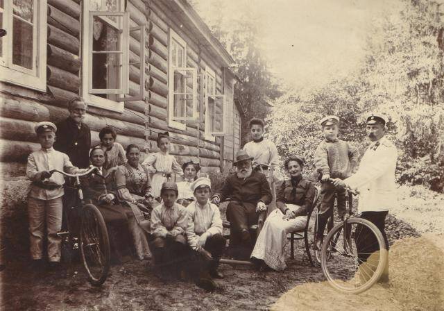 Фотография: И.П. Павлов с родными на даче в Силламягах.