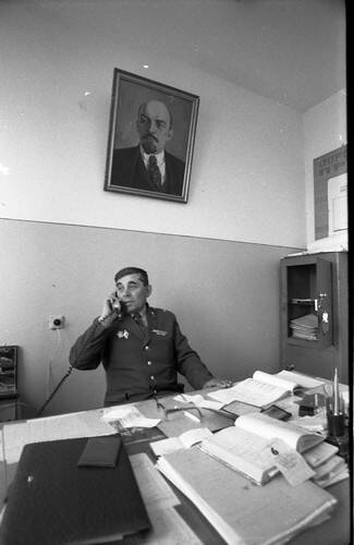 Негатив. В кадре Дмитрий Иванович Зозуля сидит в форме за столом в ка-бинете, разговаривает по телефону.