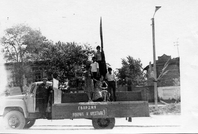 Фотография. Скульптурная группа «Молодогвардейцы».