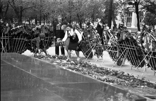 Негатив. В кадре ветераны возлагают цветы к «Вечному огню» на площади Революции.