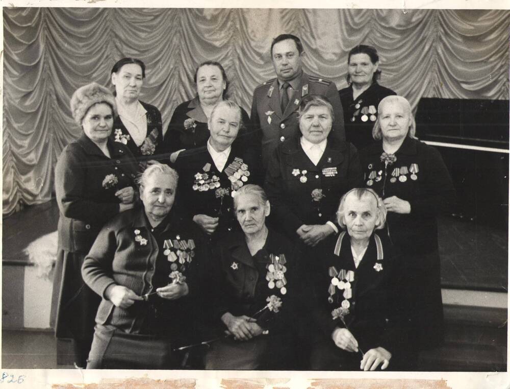 Фото – Женщины-ветераны с военкомом Петровым Михаилом Петровичем