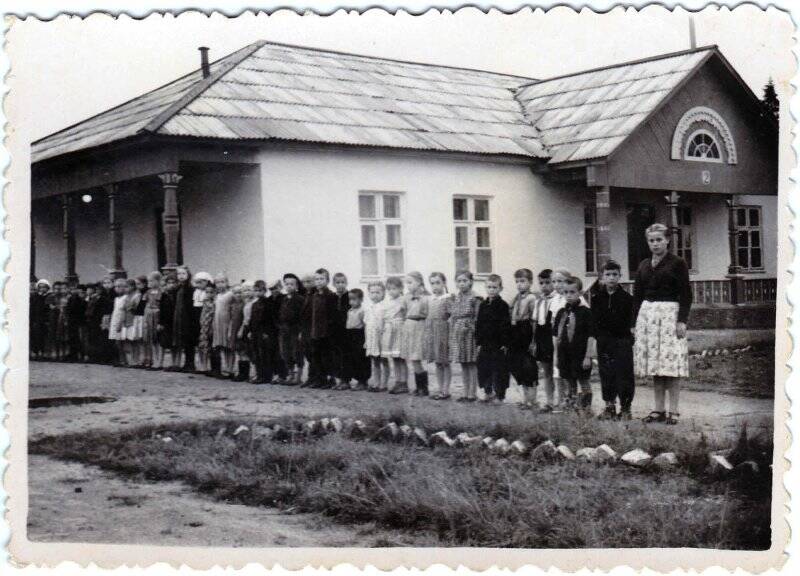 Фотография чёрно-белая. В пионерском лагере Кизеловской ГРЭС им. Кирова «Искра»