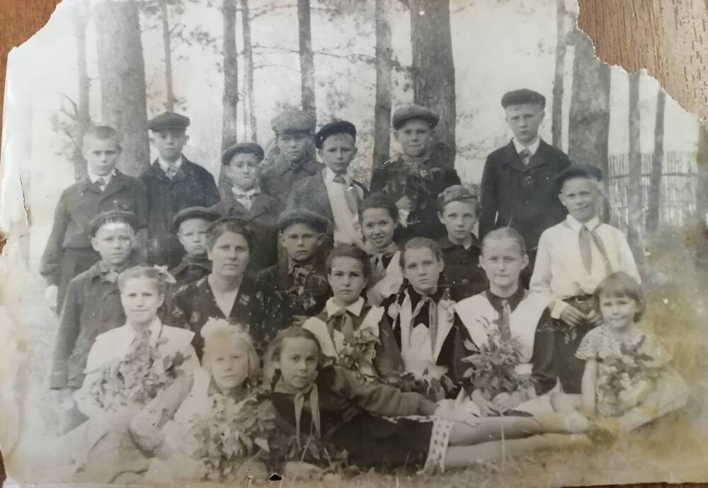 Фотография. Групповой портрет. Учащиеся Хотмыжской школы 1955 год.