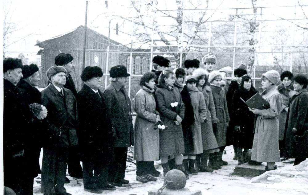 Фотография.На площади им. 30-летия ВЛКСМ- юные граждане и гости праздника.