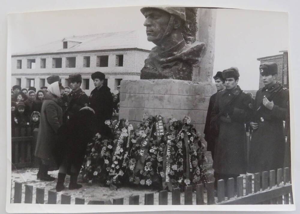 Фото. Открытие памятника воинам павшим в годы ВОВ. с.Мыт 1971 г.