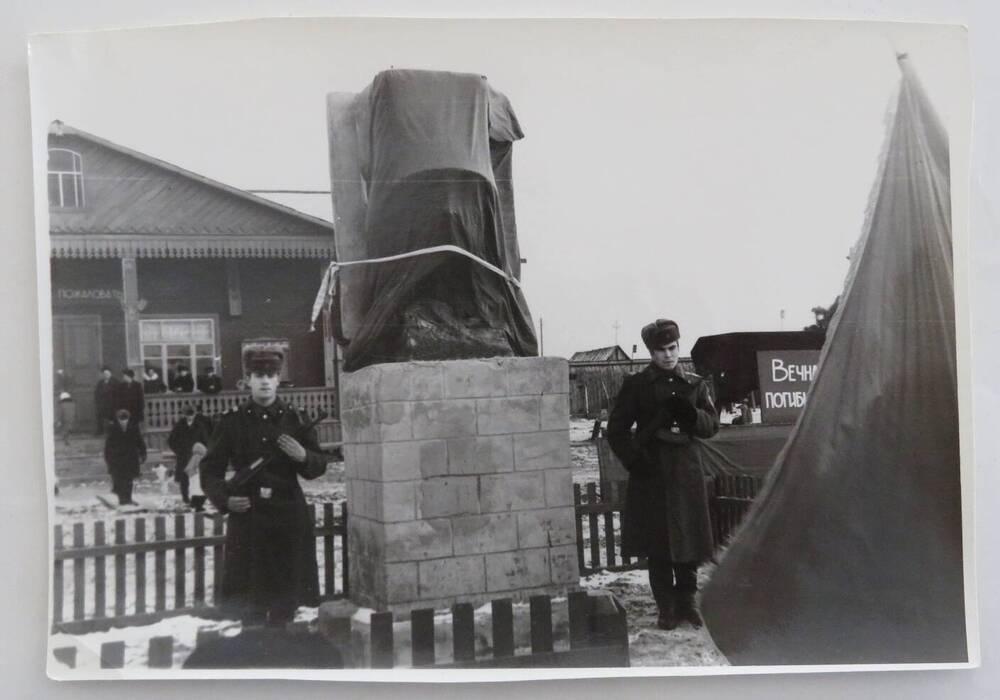 Фото. Открытие памятника воинам павшим в годы ВОВ. с.Мыт 1971 г.