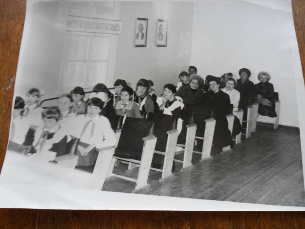 Фотография 
Группа родителей и учеников сидит в актовом зале Дома культуры