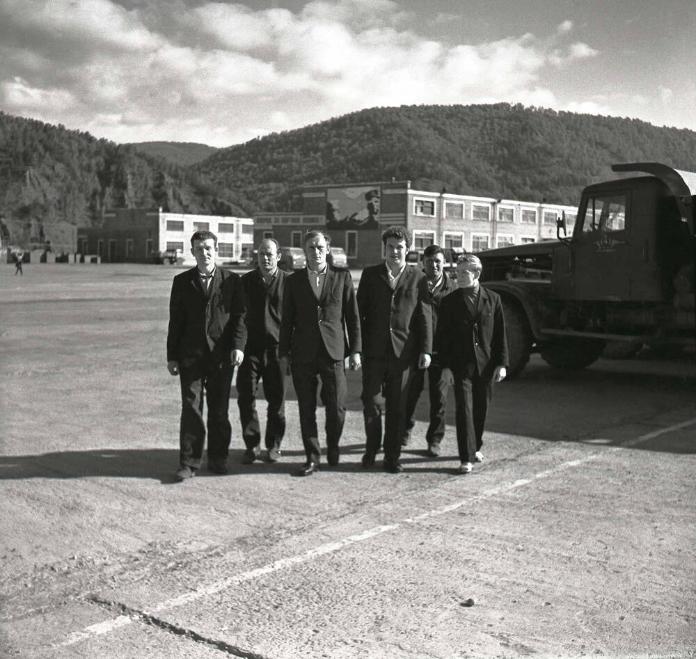 Фотопортрет групповой.  Водители  бригады В. Попова. г.Дивногорск. 1960-е г.