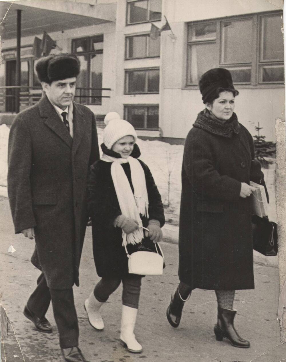ФТ – Комаров Владимир Михайлович с женой и дочерью.