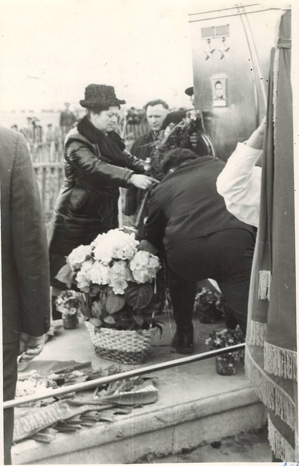 Фото – У первого памятника летчика-космонавта В.М. Комарова цветы возлагают вдова космонавта и Локтионов В.П.