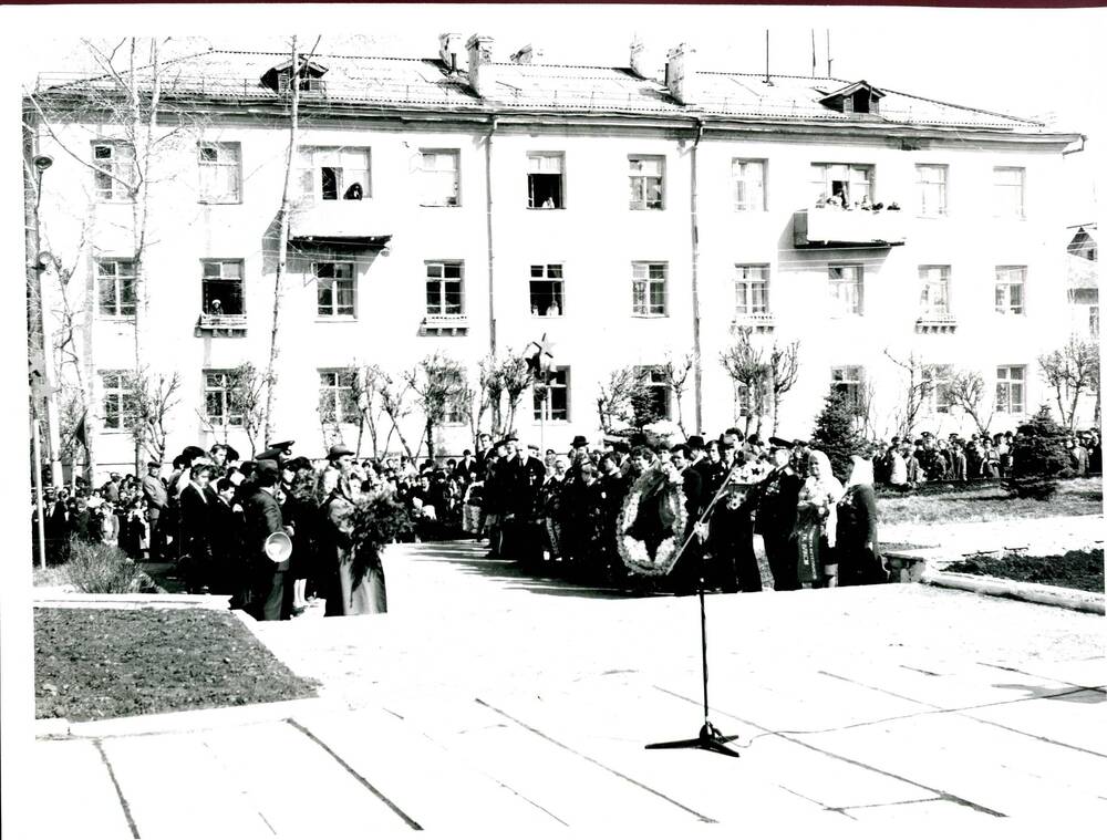 Фотография.  У памятника погибшим и пропавшим без вести в годы ВОВ.