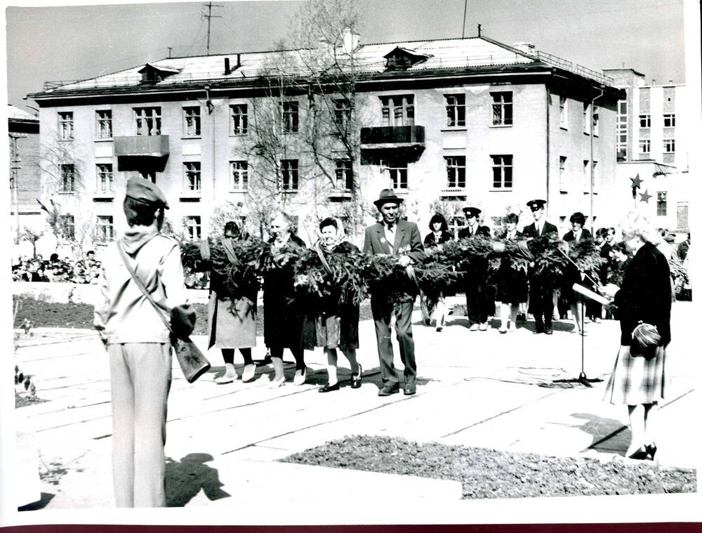 Фотография.День Победы, возложение гирлянды в Сквере Победы г.Катав-Ивановск.