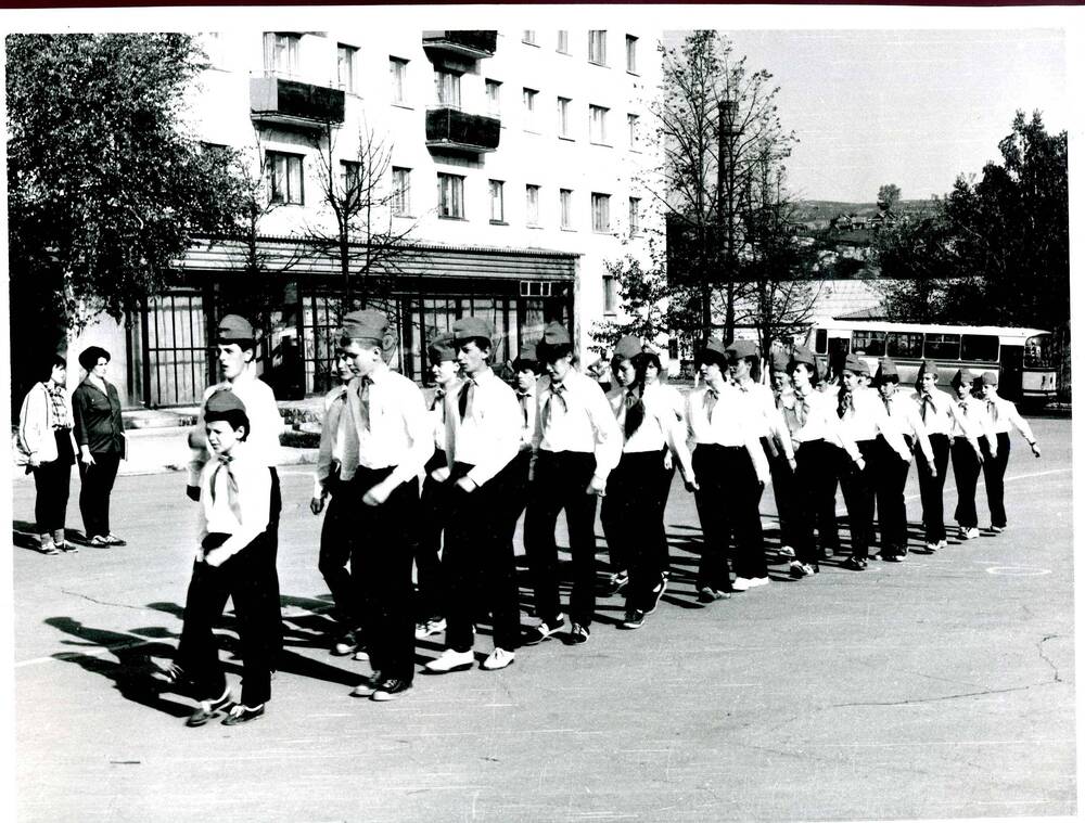 Фотография.День пионерии. Отряд пионеров на площади им.30-летия ВЛКСМ.