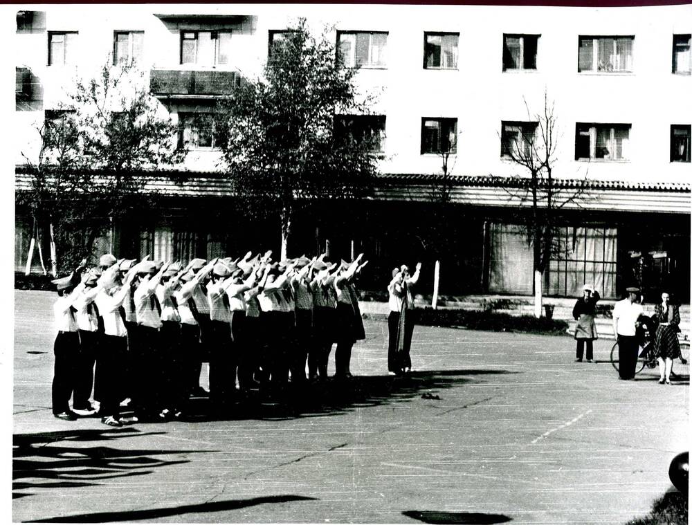 Фотография.День пионерии в  Катав-Ивановске. Отряд пионеров на площади им.30-летия ВЛКСМ.