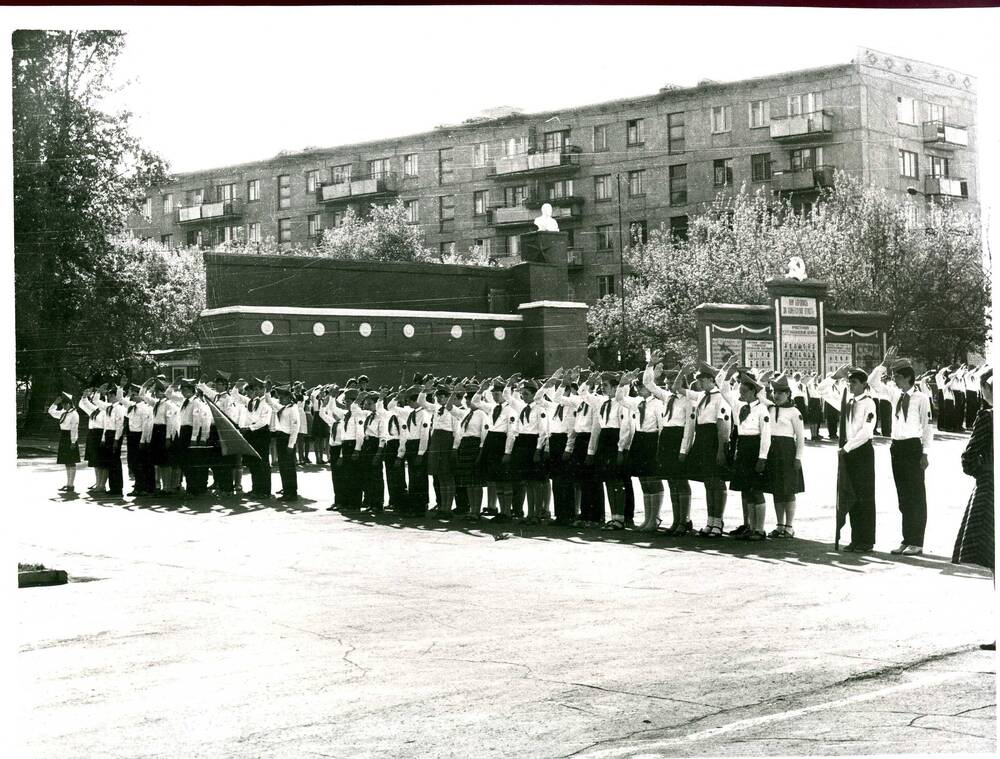 Фотография.День пионерии в  Катав-Ивановске. Отряд пионеров на площади им.30-летия ВЛКСМ.