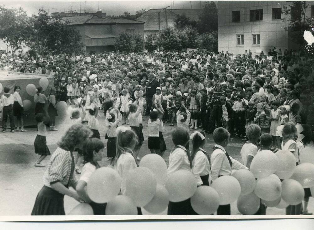 Фотография.День города Катав-Ивановска,на площади им. 30-летия ВЛКСМ дети с шарами.