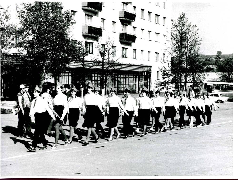 Фотография.День пионерии. Идет отряд пионеров на площади им.30-летия ВЛКСМ. г.Катав-Ивановск.