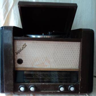Радиола Урал-57, радиоприемник второго класса (ГОСТ 5651—51) с электропроигрывателем граммофонных пластинок