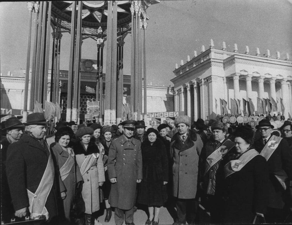 Групповой снимок- Делегация на ВДНХ