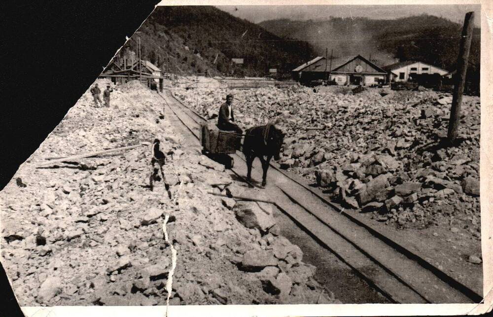 Фотография. Дорога с рудника на обогатительную фабрику Умальта