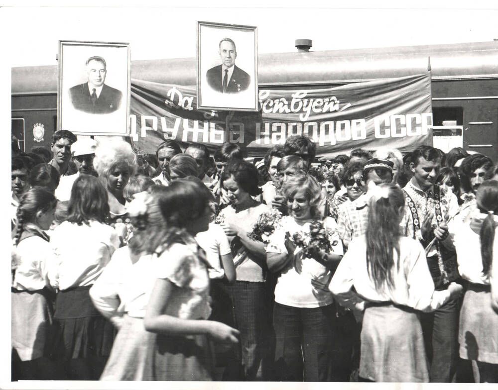 Фотография. Цветы строителям, прибывшим из Таджикистана. Ст. Ургал, 17.08.1976 г.