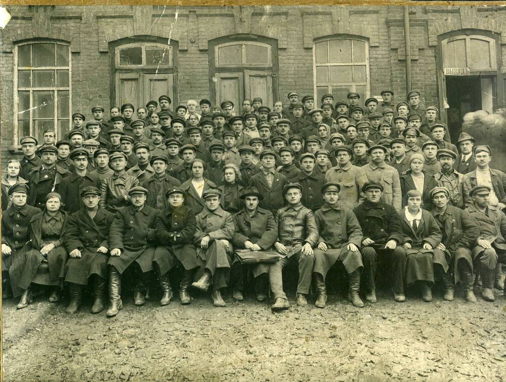 Фотография.Группа рабочих и служащих одного из Уральских заводов, 1920- е годы.