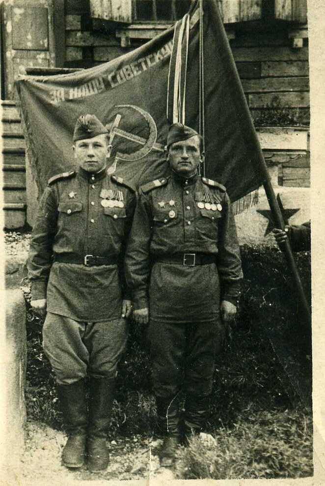 Фотография.Стрельников Леонид Павлович, участник ВОВ у развернутого знамени части.