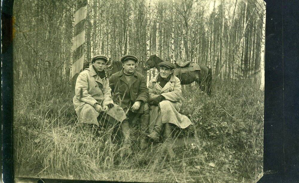 Фотография.Кузнецов Михаил Архипович с друзьями в лесу.1930 г.