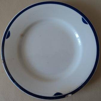 Тарелка десертная мелкая, голубая кайма с орнаментом