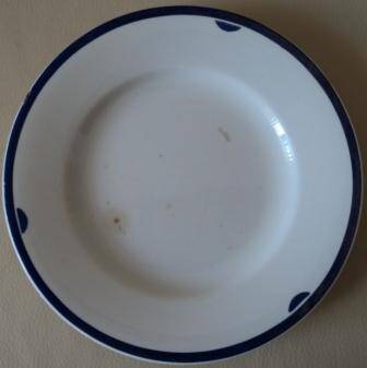 Тарелка десертная мелкая, голубая кайма с орнаментом.