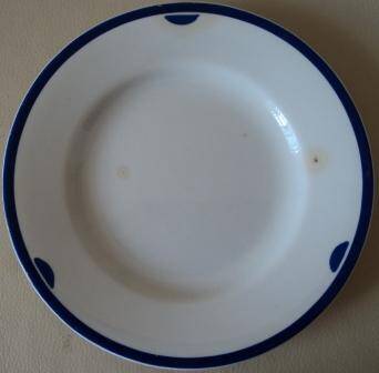 Тарелка десертная мелкая, голубая кайма с орнаментом.