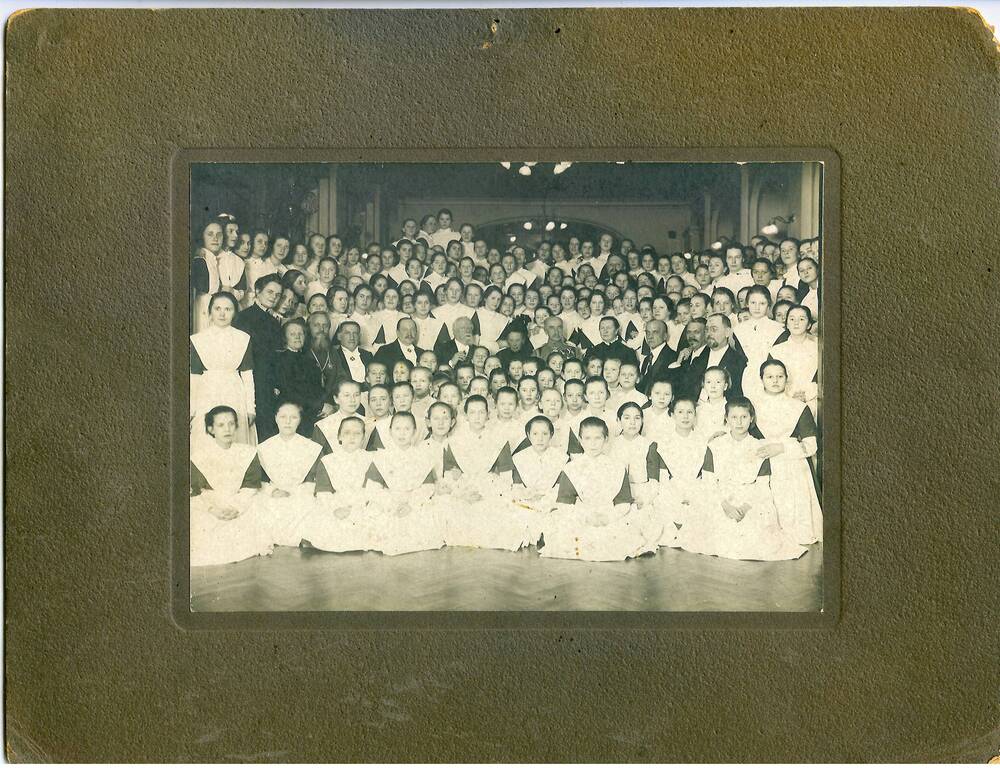 Фотография в паспарту с изображением учащихся женской гимназии
