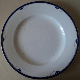 Тарелка столовая мелкая, голубая кайма с позолотой и орнаментом.