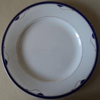 Тарелка столовая мелкая, голубая кайма с позолотой и орнаментом.