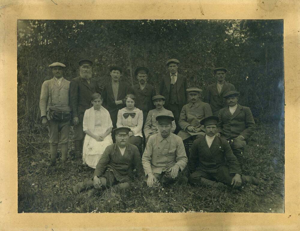 Фотография.Усердин Егор Леонтьевич и работники  Катавского лесничества.