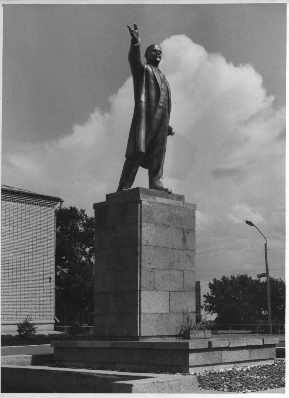 Фото памятника В. И. Ленину на площади Советов в райцентре Смоленское